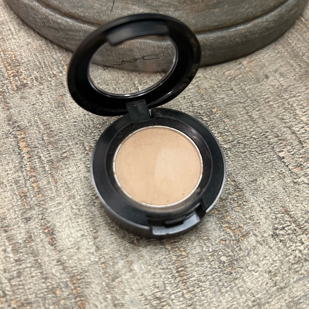 MAC Eye Shadow, Omega, NIB ✨ - Picture 2 of 4